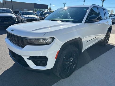 Certified 2025 Jeep Grand Cherokee Altitude image 9