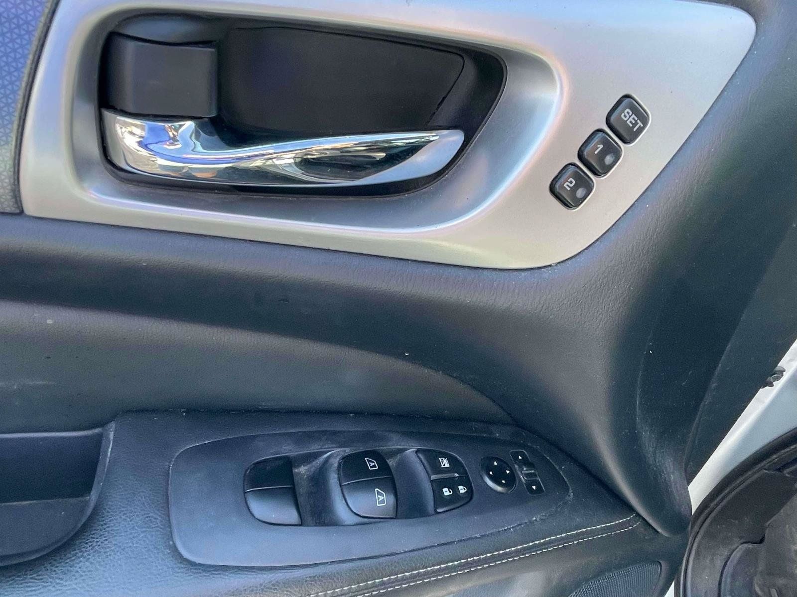 Used 2019 Nissan Pathfinder SL FWD image 12