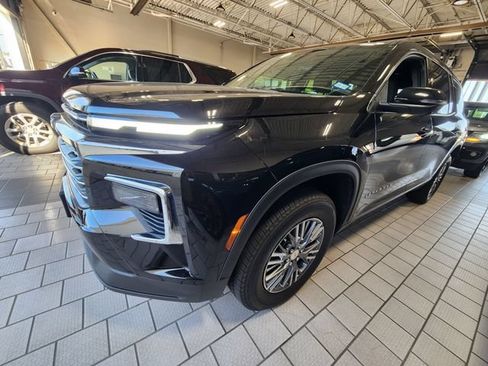 Used 2025 Chevrolet Traverse LT w/ Driver Confidence Package FWD image 2