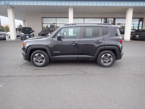 Used 2016 Jeep Renegade Latitude FWD image 2