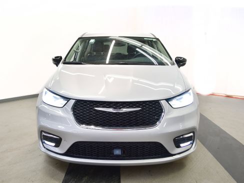 Used 2024 Chrysler Pacifica Touring-L FWD image 3