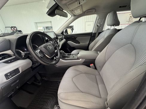 Used 2021 Toyota Highlander LE AWD/4WD image 12