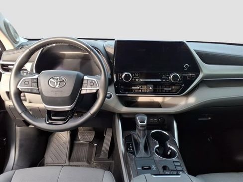 Used 2024 Toyota Highlander Platinum image 13