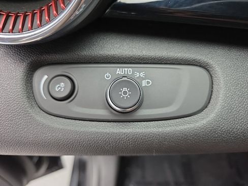 Used 2025 Chevrolet Trax RS FWD image 22