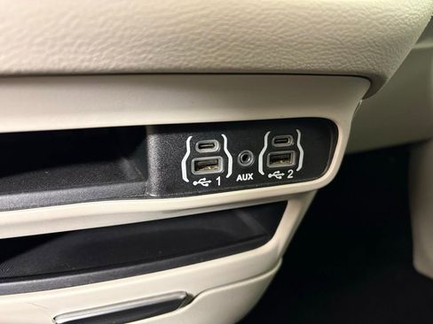 Used 2023 Chrysler Voyager LX image 33