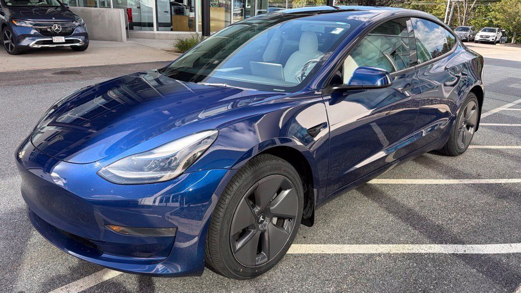 Used 2023 Tesla Model 3 Standard Range RWD image 1