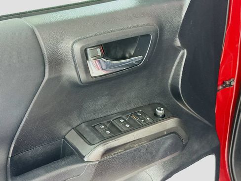 Used 2018 Toyota Tacoma TRD Sport AWD/4WD image 19