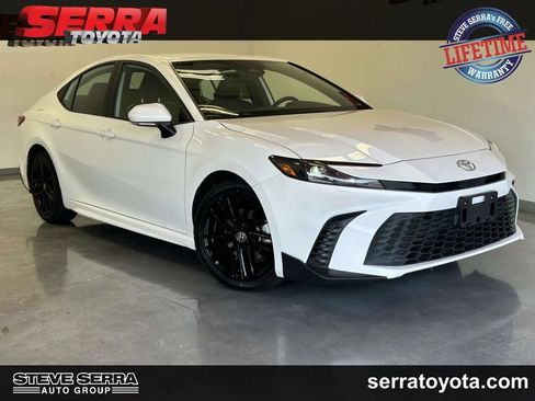 Certified 2025 Toyota Camry SE FWD image 1