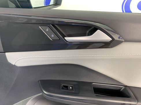 Used 2022 Volkswagen Taos SEL w/ Panoramic Sunroof Package FWD image 40
