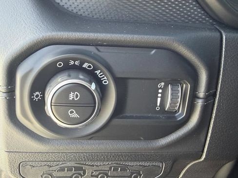 Used 2025 Jeep Gladiator Mojave w/ Convenience Group AWD/4WD image 31