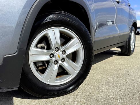 Used 2019 Chevrolet Trax LT w/ LT Convenience Package image 2