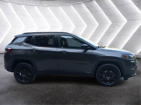 Used 2023 Jeep Compass Latitude AWD/4WD image 2