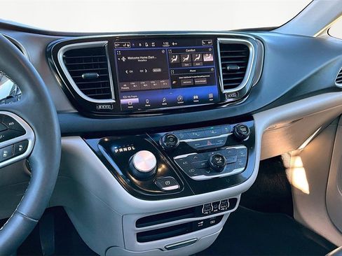 Used 2022 Chrysler Pacifica Touring-L image 6