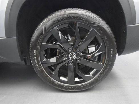 New 2024 Volkswagen Taos SE image 23