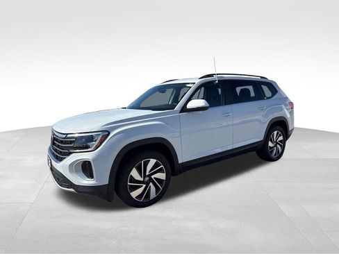 Used 2025 Volkswagen Atlas SE image 3