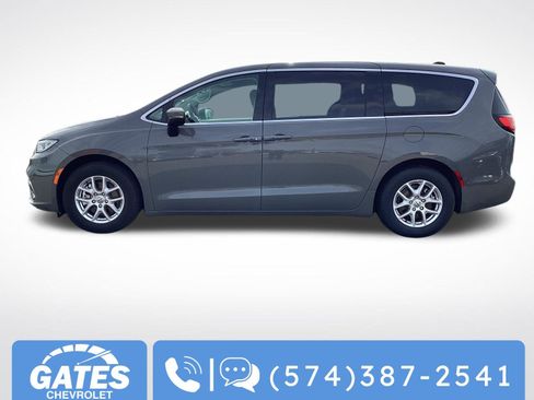 Used 2023 Chrysler Pacifica Touring-L image 6