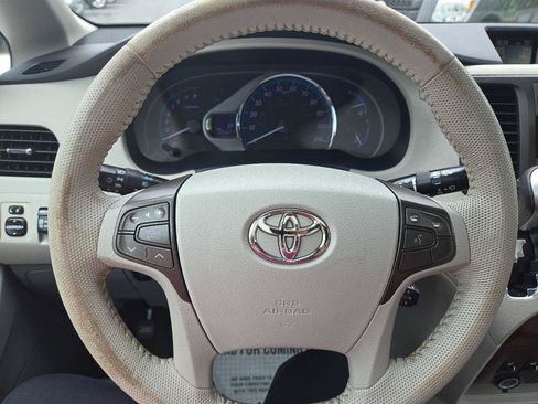 Used 2011 Toyota Sienna XLE FWD image 18