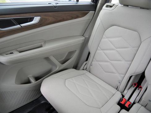 Certified 2025 Volkswagen Atlas SE image 11