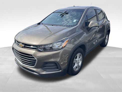Used 2020 Chevrolet Trax LS w/ Tint and Cruise Package FWD image 3