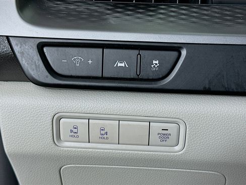 Used 2024 Kia Carnival LX image 17