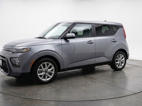 Used 2025 Kia Soul LX w/ LX Technology Package FWD image 3