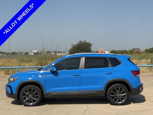 Used 2023 Volkswagen Taos SE w/ Panoramic Sunroof Package FWD image 3