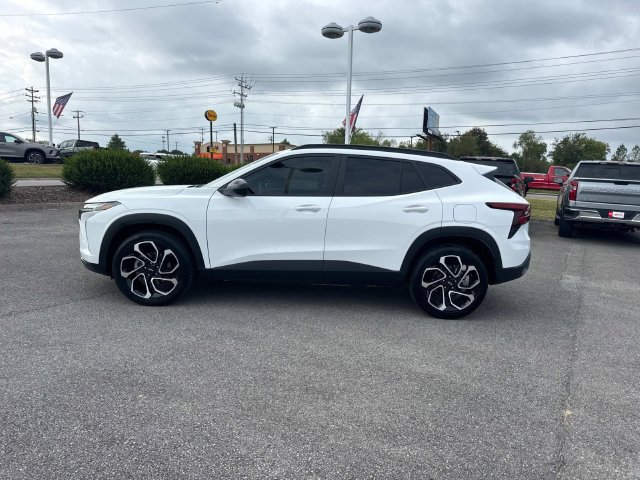 Used 2025 Chevrolet Trax RS w/ Sunroof Package FWD image 7