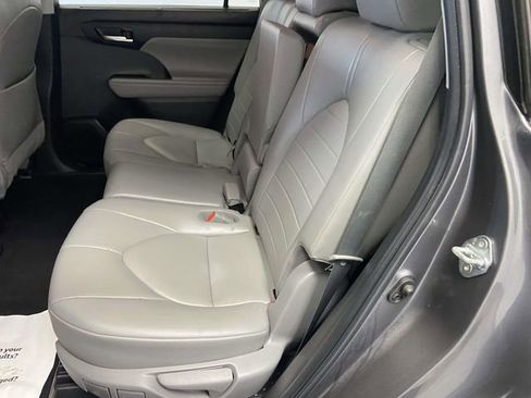 Used 2022 Toyota Highlander XLE image 15