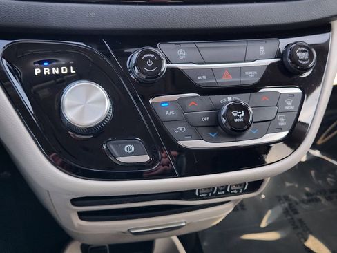 Used 2023 Chrysler Voyager LX image 20