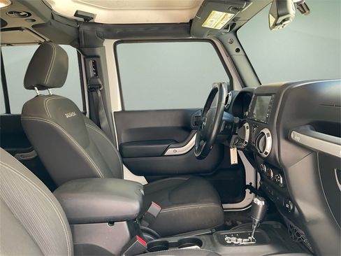 Used 2016 Jeep Wrangler Unlimited Sahara w/ Connectivity Group image 15