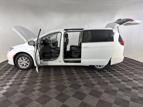 Used 2023 Chrysler Pacifica Touring-L FWD image 9