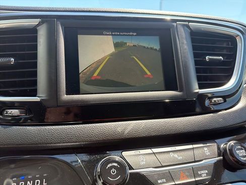 Used 2020 Chrysler Pacifica Touring FWD image 16