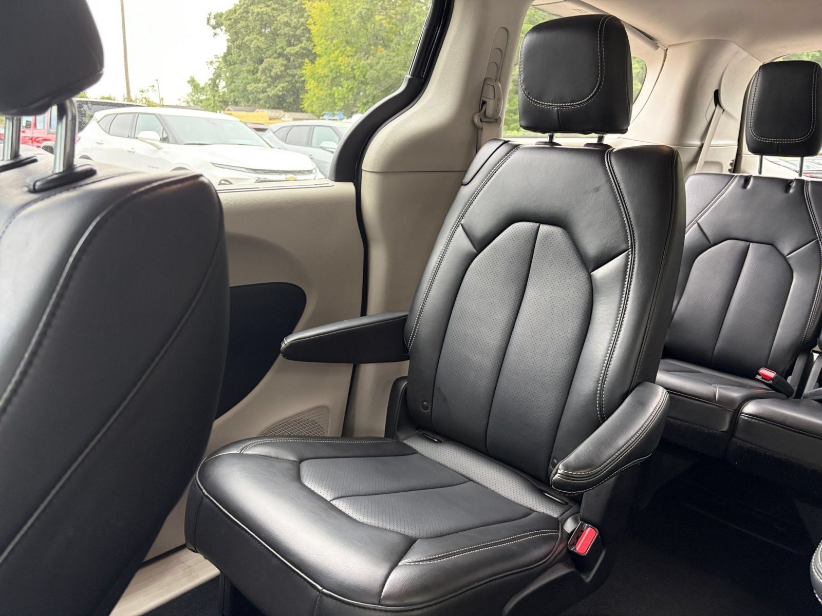 Used 2024 Chrysler Pacifica Touring-L FWD image 40