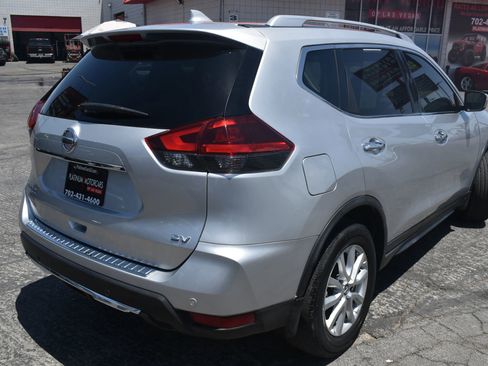 Used 2019 Nissan Rogue SV image 2
