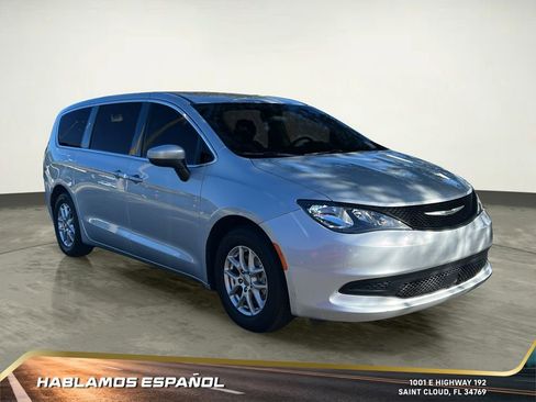 Used 2022 Chrysler Voyager LX image 7