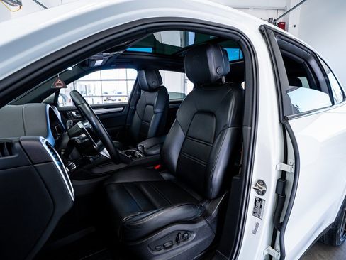 Used 2023 Porsche Cayenne Platinum Edition image 37