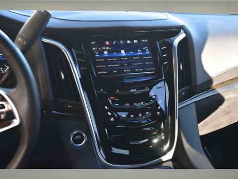 Used 2020 Cadillac Escalade Platinum AWD/4WD image 18