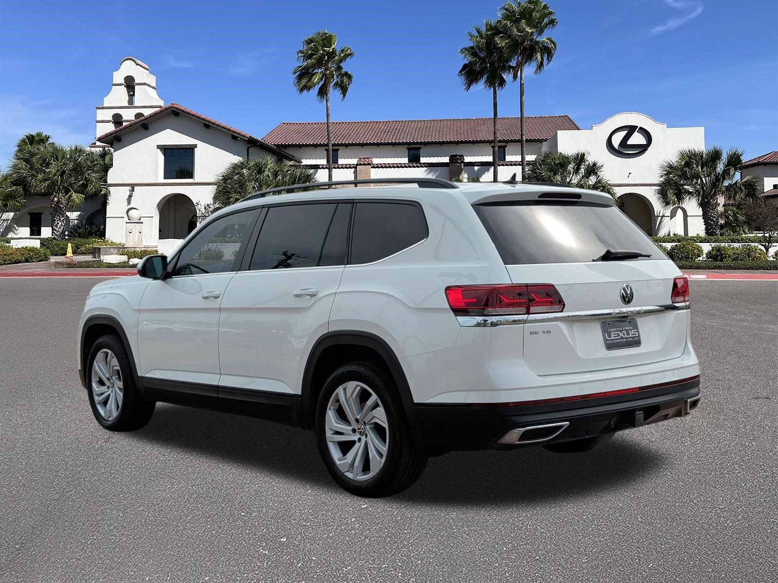 Used 2023 Volkswagen Atlas SE w/ Panoramic Sunroof Package FWD image 4