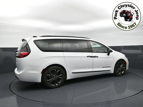 Used 2024 Chrysler Pacifica Touring-L w/ Road Tripper Package FWD image 2