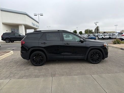 Used 2022 GMC Terrain SLE w/ Driver Convenience Package FWD image 2
