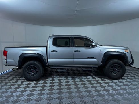 Used 2017 Toyota Tacoma SR5 w/ Tow Package AWD/4WD image 4