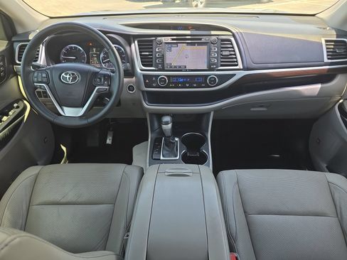 Used 2014 Toyota Highlander Limited w/ Driver Technology Package FWD image 9