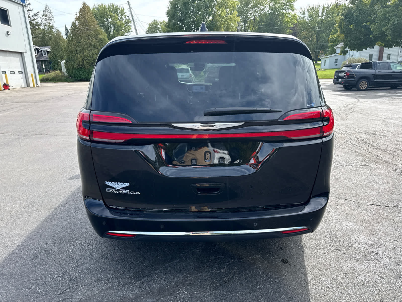 Used 2024 Chrysler Pacifica Touring FWD image 4