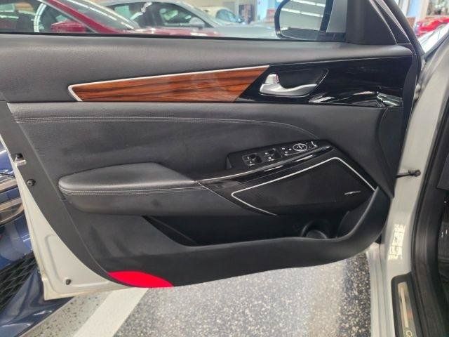Used 2017 Kia Cadenza Premium w/ Luxury Package FWD image 27