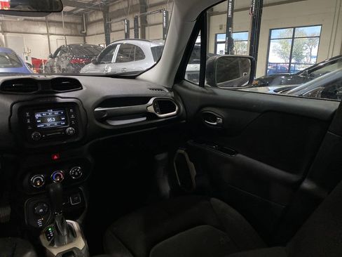 Used 2017 Jeep Renegade Latitude image 4
