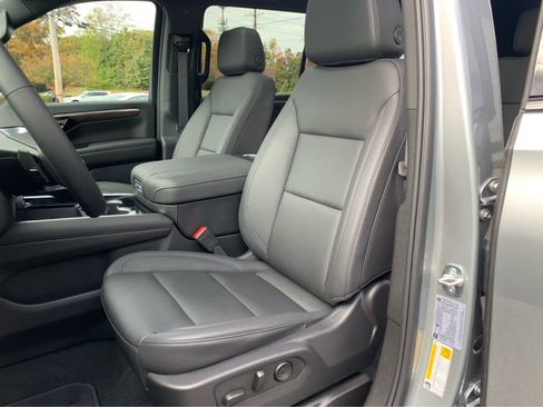 Used 2025 Chevrolet Suburban Z71 image 13