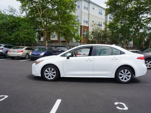 Used 2023 Toyota Corolla LE FWD image 5