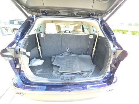 Used 2023 Toyota Highlander XLE FWD image 25
