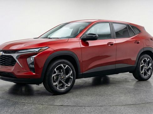 Used 2025 Chevrolet Trax LT image 3