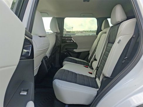 New 2025 Mitsubishi Outlander SE image 5